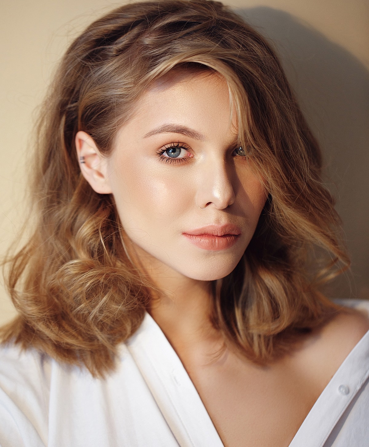 Woman with wavy hair and natural makeup.
